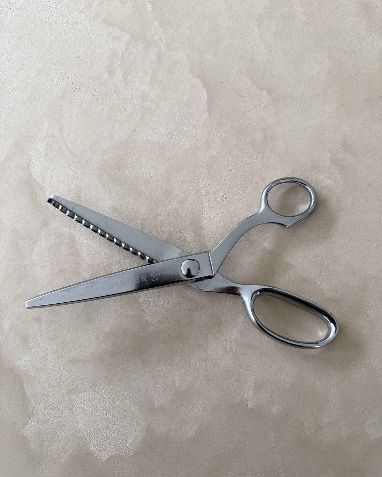 Open Singer C809 pinking shears showing interlocking zigzag teeth