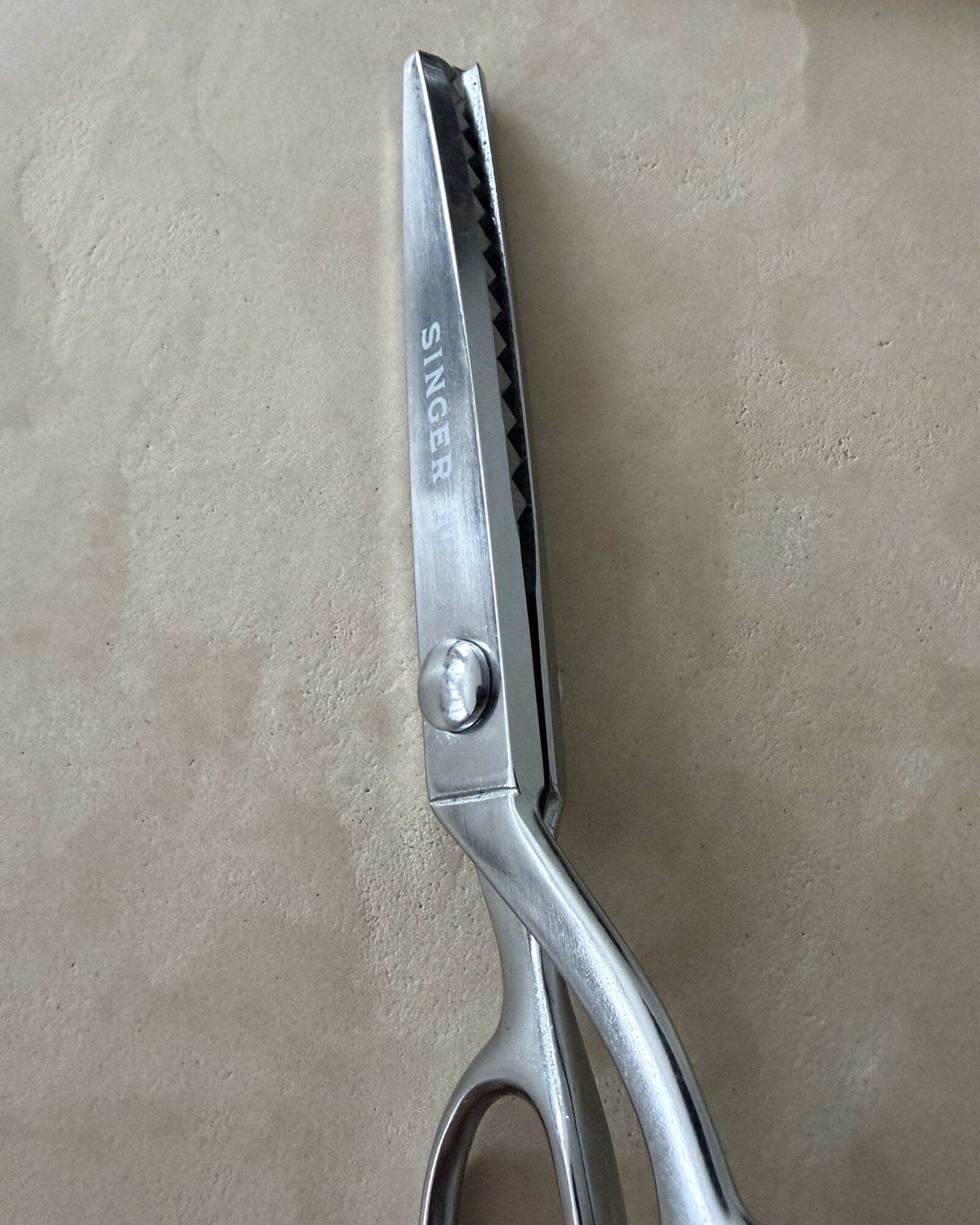Close view of Singer C809 pinking shear blades and pivot