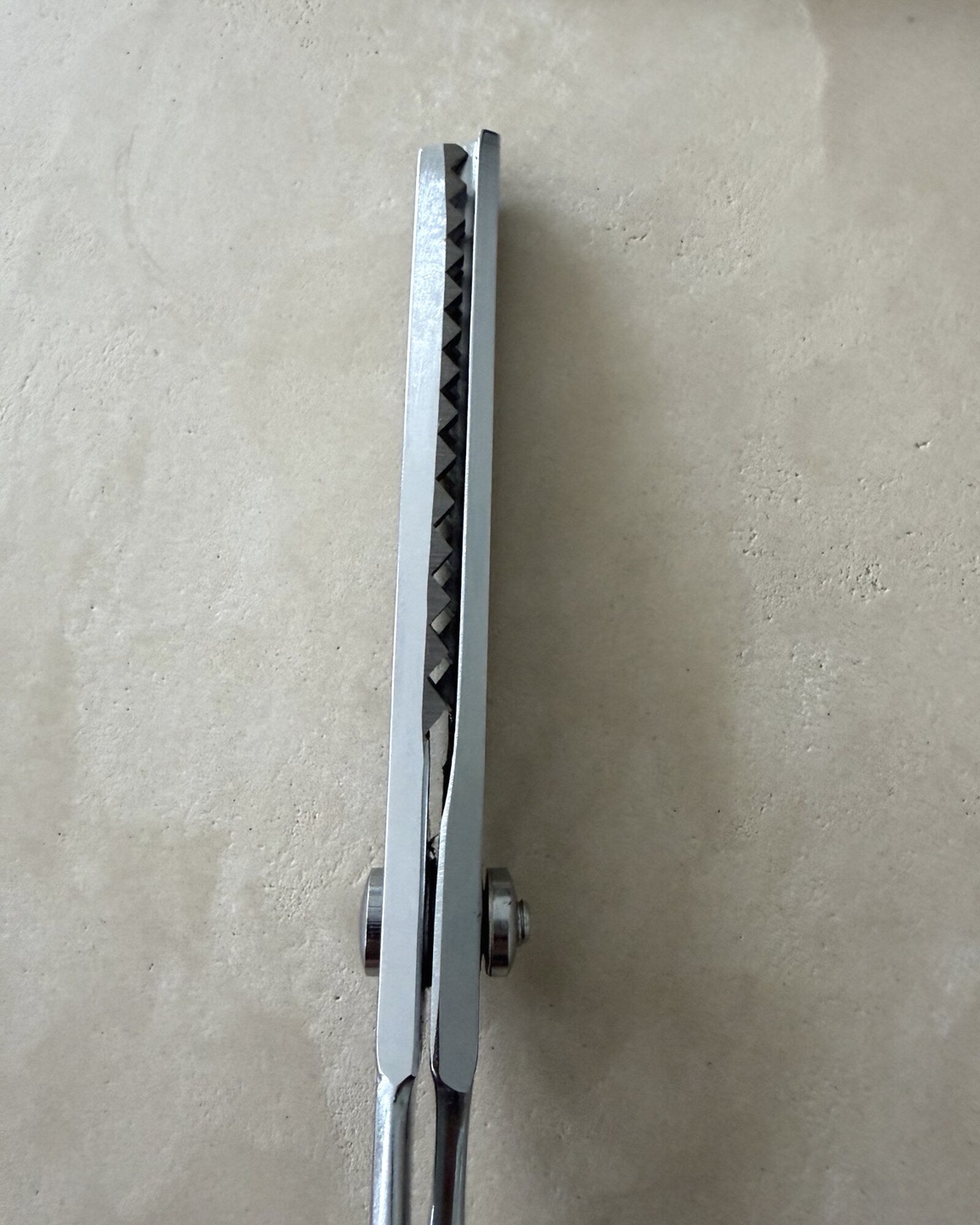 Singer C809 interlocking pinking teeth alignment detail